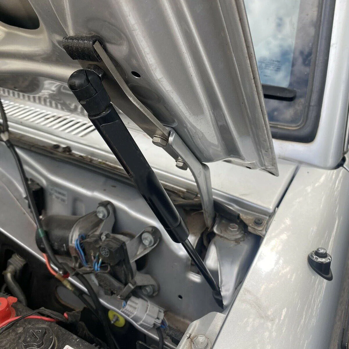 70 Series Bonnet Gas Struts (Pair) (2007 - 2022) - Image 3